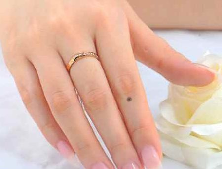 女右手食指有一个痣代表 女人右手食指有痣代表什么意思